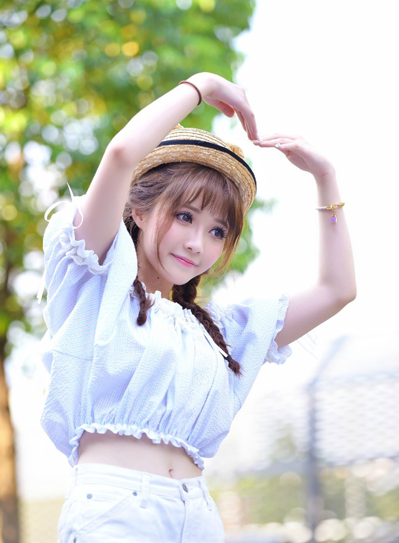 孟达有些惊讶的看向刘璋，摇头叹道：“刘益州若不被利益昏了心智，也不至于如此轻易便让主公拿下益州。”